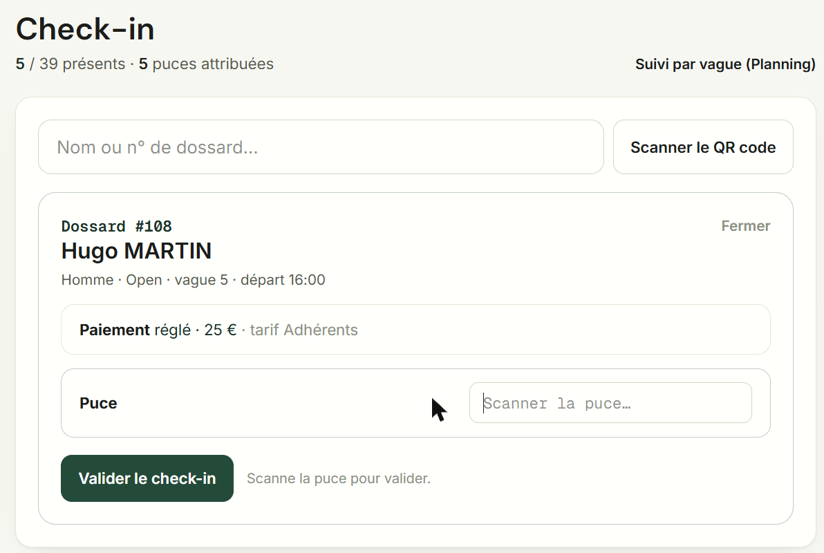 Page Check-in : recherche par nom ou dossard, scan du QR code, fiche de l'athlète avec paiement et champ pour scanner la puce